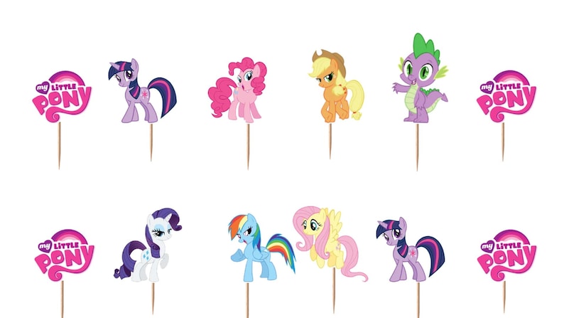 Op de afbeelding: Een set My Little Pony cupcake toppers met diverse personages zoals Twilight Sparkle, Pinkie Pie, Applejack, Spike, Rarity, Rainbow Dash en Fluttershy, elk bevestigd aan een houten prikker, inclusief het My Little Pony logo.