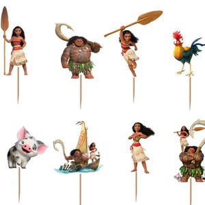 Op de afbeelding: Een set van twaalf decoratieve taarttoppers met diverse personages uit de film Moana, waaronder Moana, Maui, het varken Pua, de haan Hei Hei en de Kakamora, elk bevestigd aan een dun houten prikker om in voedsel te steken.