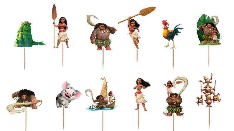 Op de afbeelding: Een set van twaalf decoratieve taarttoppers met diverse personages uit de film Moana, waaronder Moana, Maui, het varken Pua, de haan Hei Hei en de Kakamora, elk bevestigd aan een dun houten prikker om in voedsel te steken.