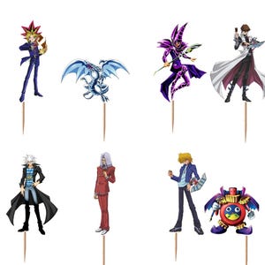 K&ouml;nnte beinhalten: Ein Set aus Yu-Gi-Oh! Cupcake-Toppern mit verschiedenen Charakteren, Monstern und dem Serienlogo in Rot. Jede farbenfrohe Illustration ist an einem d&uuml;nnen Holzspie&szlig; befestigt und zeigt Figuren wie Yugi, den Blau&auml;ugigen Wei&szlig;en Drachen und den Dunklen Magier.