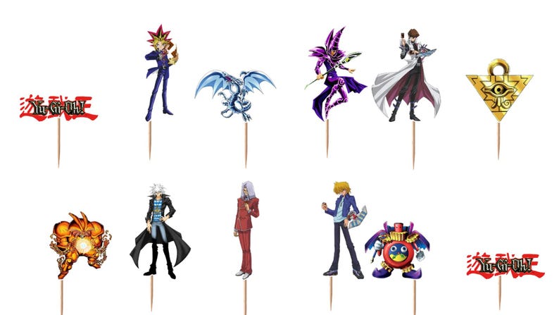 K&ouml;nnte beinhalten: Ein Set aus Yu-Gi-Oh! Cupcake-Toppern mit verschiedenen Charakteren, Monstern und dem Serienlogo in Rot. Jede farbenfrohe Illustration ist an einem d&uuml;nnen Holzspie&szlig; befestigt und zeigt Figuren wie Yugi, den Blau&auml;ugigen Wei&szlig;en Drachen und den Dunklen Magier.