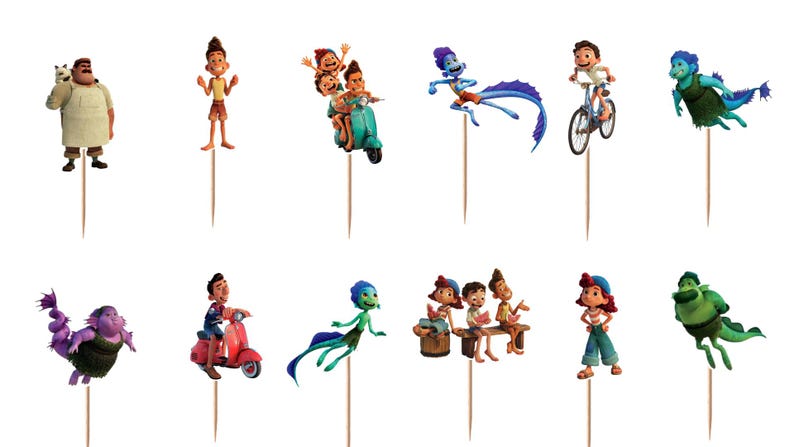 Puede incluir: Un conjunto de doce adornos para cupcakes con varios personajes animados de la pel&iacute;cula Luca, incluyendo formas humanas y de monstruos marinos, montando scooters, bicicletas o nadando, cada uno unido a un palillo de madera para su inserci&oacute;n.