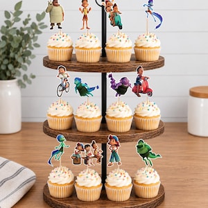 Puede incluir: Un soporte de madera de tres niveles con doce cupcakes cubiertos de glaseado blanco y chispas de colores. Cada cupcake tiene un adorno de papel &uacute;nico que representa a varios personajes de la pel&iacute;cula Luca.
