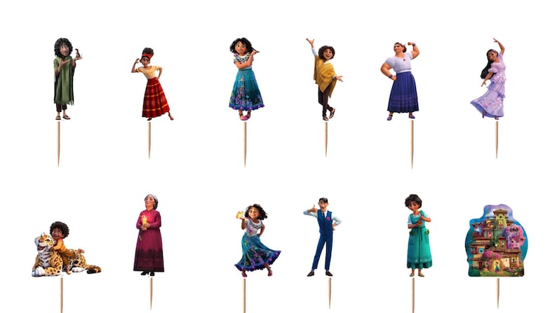 Pode incluir: Um conjunto de doze topos de cupcake decorativos com v&aacute;rias personagens animadas do filme Encanto, incluindo Bruno, Mirabel, Luisa, Isabela e outros, cada um fixado num palito de madeira fino para f&aacute;cil inser&ccedil;&atilde;o em alimentos.
