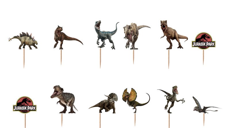 Pu&ograve; includere: Un set di dodici decorazioni per cupcake raffiguranti varie figure di dinosauri e due loghi circolari di Jurassic Park. Ogni figura &egrave; fissata su uno stuzzicadenti in legno, mostrando le texture e i colori dettagliati delle creature.