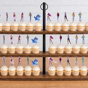 Op de afbeelding: Een houten cupcake-standaard met drie niveaus en talloze cupcakes, elk voorzien van een kleine, platte, bedrukte figuur-uitsparing. De figuren tonen diverse gestileerde personen in kleurrijke outfits en een blauw wezen, gerangschikt in rijen.