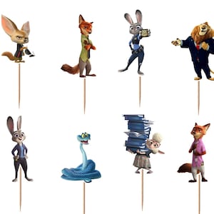 Pu&ograve; includere: Un set di dodici decorazioni per cupcake con personaggi di Zootopia, ognuna fissata su uno stuzzicadenti in legno. La collezione include vari animali animati in diversi abiti, pose e colori, progettati per decorare le pietanze.
