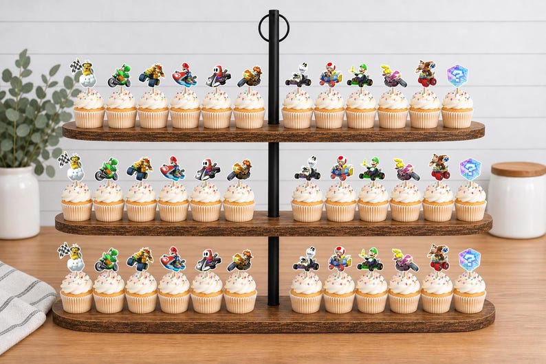Op de afbeelding: Een houten etag&egrave;re met drie lagen gevuld met cupcakes, elk voorzien van papieren decoraties met Mario Kart-personages, voertuigen en een blauw vraagtekenblok, bevestigd op houten prikkers die in de topping zijn gestoken.