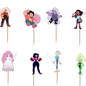 Puede incluir: Un conjunto de doce adornos decorativos para cupcakes con personajes de dibujos animados coloridos de Steven Universe, incluyendo varias versiones de Steven, Garnet, Amethyst, Pearl, Jasper, Rose Quartz, Peridot, Lapis Lazuli, Connie y Greg, cada uno unido a un palillo de madera.