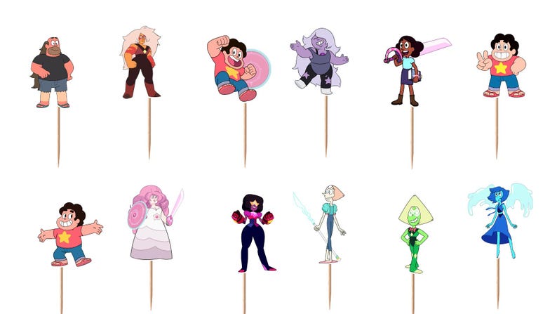 Puede incluir: Un conjunto de doce adornos decorativos para cupcakes con personajes de dibujos animados coloridos de Steven Universe, incluyendo varias versiones de Steven, Garnet, Amethyst, Pearl, Jasper, Rose Quartz, Peridot, Lapis Lazuli, Connie y Greg, cada uno unido a un palillo de madera.