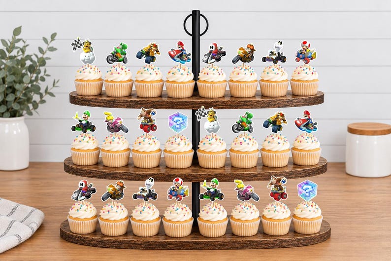 Op de afbeelding: Een houten cupcake-standaard met drie niveaus en vierentwintig cupcakes, elk voorzien van een decoratieve papieren uitsparing met verschillende Mario Kart-personages, voertuigen en spelpictogrammen.