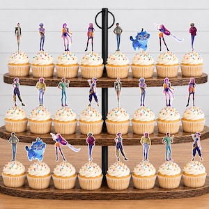 Op de afbeelding: Een houten cupcake-standaard met drie niveaus en vierentwintig cupcakes, elk voorzien van een kleine, kleurrijke papieren uitsparing van diverse geanimeerde figuren, waaronder menselijke figuren en een blauw katachtig wezen.
