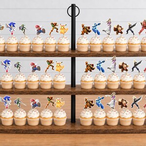 Pu&ograve; includere: Un'alzata per cupcake in legno a tre livelli che ospita file di cupcake sormontati da sagome di carta di vari personaggi dei videogiochi. I personaggi includono Sonic, Mario, Pikachu, Donkey Kong e altri fissati su stecchini di legno.