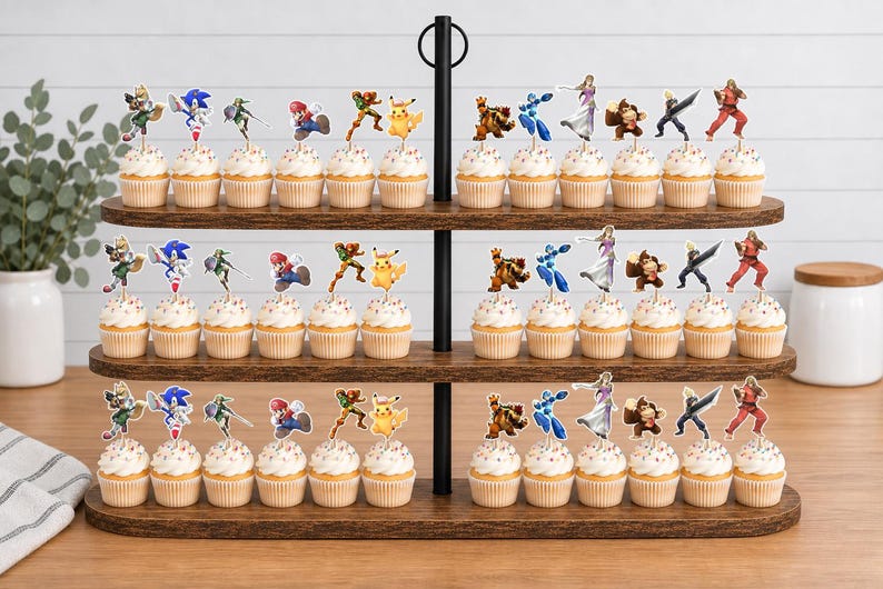 Pu&ograve; includere: Un'alzata per cupcake in legno a tre livelli che ospita file di cupcake sormontati da sagome di carta di vari personaggi dei videogiochi. I personaggi includono Sonic, Mario, Pikachu, Donkey Kong e altri fissati su stecchini di legno.