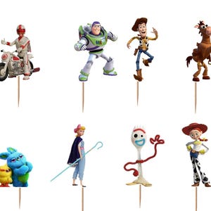 Puede incluir: Un conjunto de doce adornos para cupcakes con varios personajes animados, incluyendo un oso morado, un guardi&aacute;n espacial, un vaquero, una vaquera, una figura con forma de tenedor y una pastora, cada uno unido a un palillo de madera.