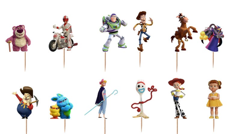 Puede incluir: Un conjunto de doce adornos para cupcakes con varios personajes animados, incluyendo un oso morado, un guardi&aacute;n espacial, un vaquero, una vaquera, una figura con forma de tenedor y una pastora, cada uno unido a un palillo de madera.