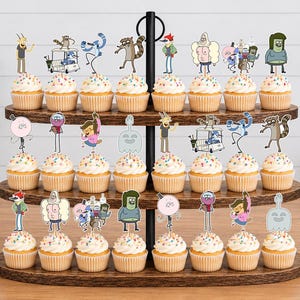 K&ouml;nnte beinhalten: Ein dreist&ouml;ckiger Cupcake-St&auml;nder aus Holz mit vierundzwanzig Cupcakes, die jeweils mit einem Papieraufsteller von Charakteren aus der Zeichentrickserie Regular Show verziert sind, darunter Mordecai, Rigby, Benson, Skips, Pops, Muscle Man und High Five Ghost.