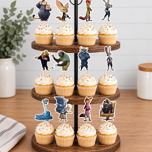Pu&ograve; includere: Un'alzata per cupcake in legno a tre livelli con dodici cupcake guarniti con glassa bianca e zuccherini colorati. Ogni cupcake presenta un topper sagomato con un personaggio di Zootropolis, tra cui Judy Hopps, Nick Wilde, Flash e Chief Bogo.