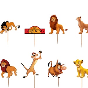 K&ouml;nnte beinhalten: Ein Set aus zw&ouml;lf dekorativen Cupcake-Toppern mit farbenfrohen Illustrationen von Charakteren aus Der K&ouml;nig der L&ouml;wen, darunter Simba, Nala, Mufasa, Scar, Timon, Pumbaa, Zazu, Rafiki und eine Hy&auml;ne, jeweils an einem Holzspie&szlig; befestigt.