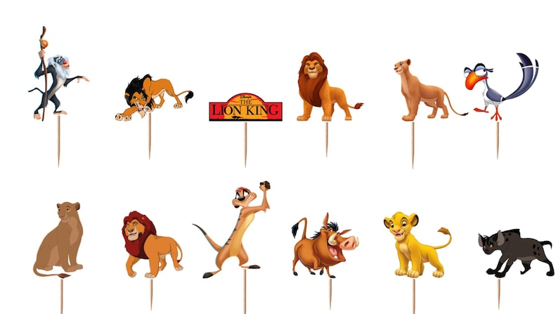 K&ouml;nnte beinhalten: Ein Set aus zw&ouml;lf dekorativen Cupcake-Toppern mit farbenfrohen Illustrationen von Charakteren aus Der K&ouml;nig der L&ouml;wen, darunter Simba, Nala, Mufasa, Scar, Timon, Pumbaa, Zazu, Rafiki und eine Hy&auml;ne, jeweils an einem Holzspie&szlig; befestigt.