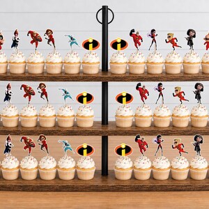 Op de afbeelding: Een houten cupcake-standaard met drie niveaus vol cupcakes, versierd met papieren prikkers van personages uit The Incredibles, waaronder Mr. Incredible, Elastigirl, Violet, Dash, Jack-Jack en het iconische oranje met zwarte logo.