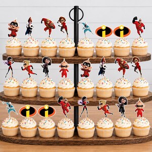 Op de afbeelding: Een houten cupcake-standaard met drie niveaus en vierentwintig cupcakes, elk voorzien van een papieren topper met personages en logo's uit The Incredibles. De cupcakes zijn voorzien van witte glazuur met kleurrijke spikkels.
