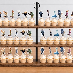 Pu&ograve; includere: Un'alzata per cupcake in legno a tre livelli che contiene trentasei cupcake, ognuno sormontato da un topper di carta raffigurante un personaggio di Zootropolis. Il supporto presenta un manico centrale in metallo nero e ripiani ovali.