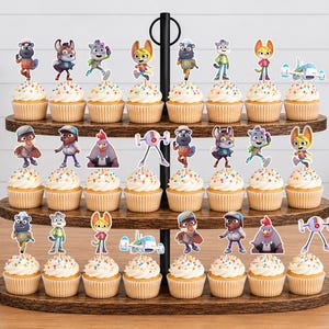 Puede incluir: Un soporte de madera para cupcakes de tres niveles con veintid&oacute;s cupcakes, cada uno decorado con un recorte de papel colorido de un personaje o veh&iacute;culo animado. Los cupcakes tienen glaseado blanco con chispas multicolores en moldes de papel.