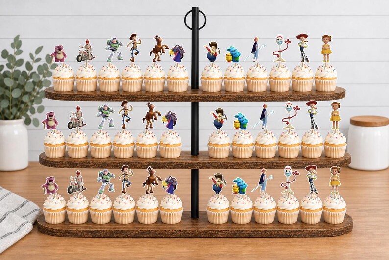 Puede incluir: Un soporte de madera para cupcakes de tres niveles con treinta y seis cupcakes, cada uno coronado con un recorte de papel decorativo que presenta varios personajes animados, incluyendo un guardi&aacute;n espacial, un vaquero, un caballo y un tenedor.