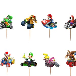 Op de afbeelding: Een set van twaalf decoratieve cupcake-toppers met diverse Mario Kart-personages zoals Mario, Luigi, Peach, Bowser, Yoshi, Toad en Donkey Kong, elk bevestigd op een dun houten prikkertje om in voedsel te steken.
