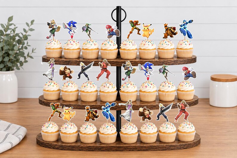 Pu&ograve; includere: Un'alzata per cupcake in legno a tre livelli contenente ventiquattro cupcake, ognuno sormontato da una sagoma di carta colorata raffigurante un personaggio dei videogiochi. I personaggi includono Mario, Sonic, Pikachu, Link e altri ancora.