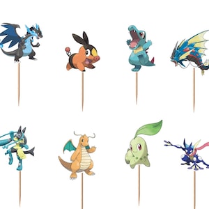 K&ouml;nnte beinhalten: Ein Set aus zw&ouml;lf dekorativen Lebensmittel-Toppern mit verschiedenen bunten Pok&eacute;mon-Figuren und dem Pok&eacute;mon Legends Z-A Logo, die jeweils an einem d&uuml;nnen Holzspie&szlig; befestigt sind. Die Sammlung umfasst diverse Kreaturen wie Glurak, Lucario und Dragoran.