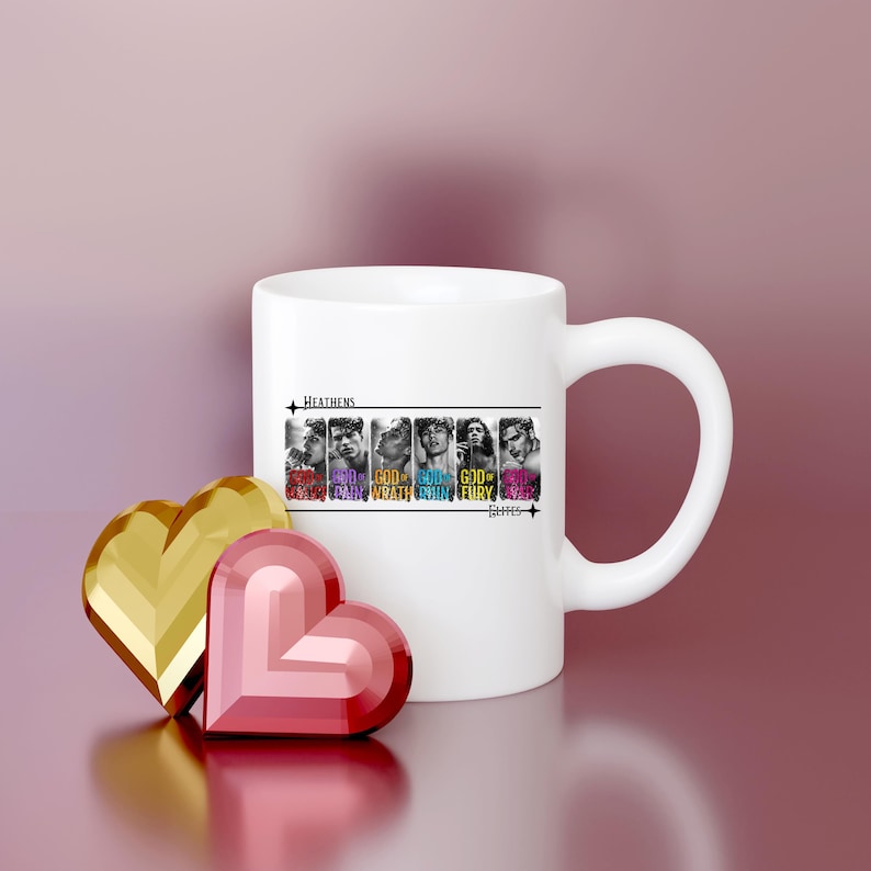 K&ouml;nnte beinhalten: Wei&szlig;e Keramiktasse mit einem Schwarzwei&szlig;bild einer Band mit dem Text "Heathens" und "God, Soul, God, Fury, God" in bunter Schrift. Die Tasse hat einen schwarzen Henkel.