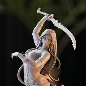Può includere: Una statuetta bianca e dettagliata di una guerriera elfa femminile che tiene una spada curva sopra la testa. L'elfa ha capelli lunghi e fluenti e indossa un abito scolpito e dettagliato.