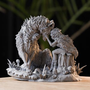 Puede incluir: Una escultura en 3D impresa en gris de una mujer y un lobo. La mujer está sentada en un tocón de árbol y está tocando la cabeza del lobo. El lobo está mirando hacia abajo a la mujer. La escultura está colocada sobre una base con hierba y setas.