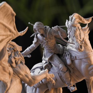 Puede incluir: Figura detallada que representa a un guerrero a caballo luchando contra una criatura mítica. El guerrero está vestido con armadura y empuña una espada, mientras que el caballo está adornado con aparejos detallados. La escena está representada en una paleta de colores neutros.