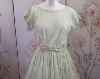 Vestido vintage años 50 de algodón en color verde menta con pespunte decorativo en la cintura