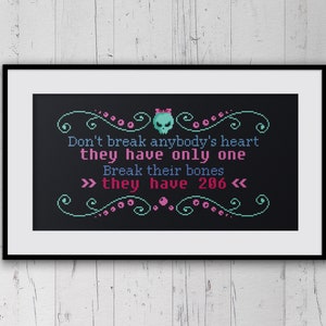 Może przedstawiać: Czarno-biały obraz z grafiką czaszki i skrzyżowanych kości oraz tekstem "Don't break anybody's heart they have only one Break their bones >>> they have 206 <<<"