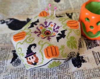 Alfiletero biscornu de brujas de Halloween - Patrón PDF punto de cruz / Descarga instantánea decoración telaraña calabaza pin almohada cojín