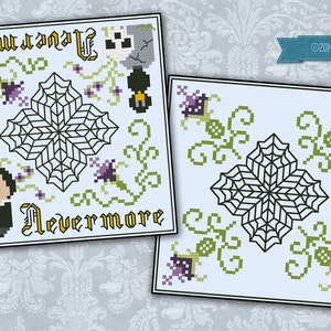 Puede incluir: Patrón de punto de cruz con una telaraña en blanco y negro, flores moradas y el texto "Nevermore" en una fuente gótica. El patrón también incluye una pequeña ilustración de un hombre con un abrigo negro y una camisa blanca.
