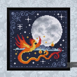 Könnte beinhalten: Ein Kreuzstichmuster mit einem feurigen orangefarbenen Phönix mit langem Schwanz, der vor einem großen, weißen Mond mit dunkelblauem Hintergrund fliegt. Der Mond ist von kleinen weißen Sternen umgeben und der Phönix von kleinen gelben Sternen.