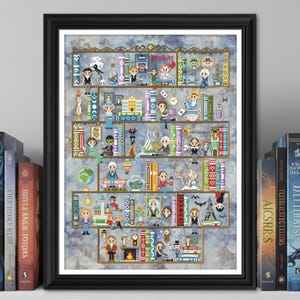以下が含まれることがあります： 額縁に入ったクロスステッチのアートワークは、さまざまなキャラクターやオブジェクトを備えた気まぐれな本棚のシーンを描いています。デザインは、カラフルな本、人物、装飾的な要素を特徴とし、すべて黒いフレーム内にあります。アートワークは本棚の近くに展示されています。