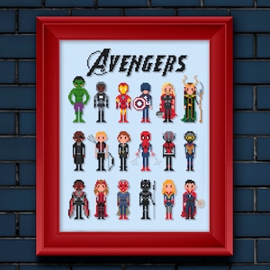 Puede incluir: Un diseño de punto de cruz enmarcado que presenta una imagen pixelada de los personajes de los Vengadores. Los personajes están dispuestos en tres filas, con el texto "AVENGERS" en la parte superior.