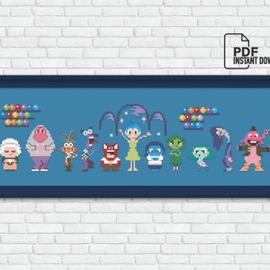 Può includere: Schema di punto croce con i personaggi del film Inside Out. I personaggi sono Gioia, Tristezza, Rabbia, Paura, Disgusto, Bing Bong e il pannello di controllo. Lo schema è su uno sfondo blu con un bordo.