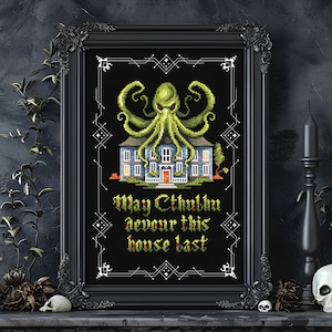 Könnte beinhalten: Ein schwarzes und weißes Kreuzstichmuster mit einem grünen und gelben Kraken mit roten Augen, einem kleinen blauen Haus und dem Text "Möge Cthulhu dieses Haus zuletzt verschlingen".