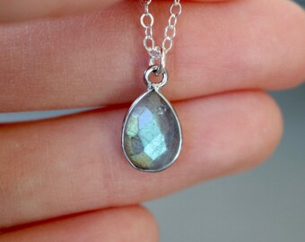 Collana in argento sterling, gioielli in argento sterling con pietre preziose, ciondolo in labradorite, collana a goccia, idee regalo per lei, gioielli scintillanti e traslucidi