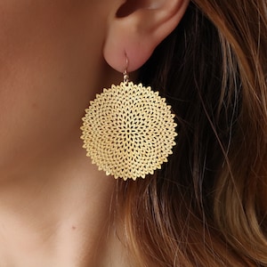 Round filigree earrings, flat disc earrings, raw brass earrings, round filigrees big earrings, gift for aunt, earrings under 25, lightweight