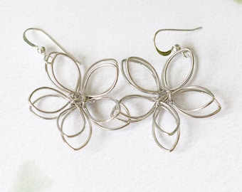 Pendientes de flores de alambre de plata, regalo para amantes de las plantas, joyería de plata, pendientes florales minimalistas, regalo para la amante de las plantas, regalo del Día de la Madre para mamá