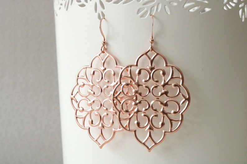 Puede incluir: Pendientes de filigrana de oro rosa con un dise&ntilde;o delicado e intrincado. Los pendientes son ligeros y cuelgan de un simple gancho.