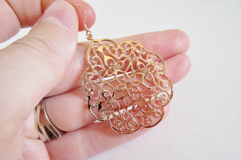 Örhängen i roséguld, blush-smycken, filigranörhängen, laserskurna örhängen, spetsfiligraner, present till henne bild 8